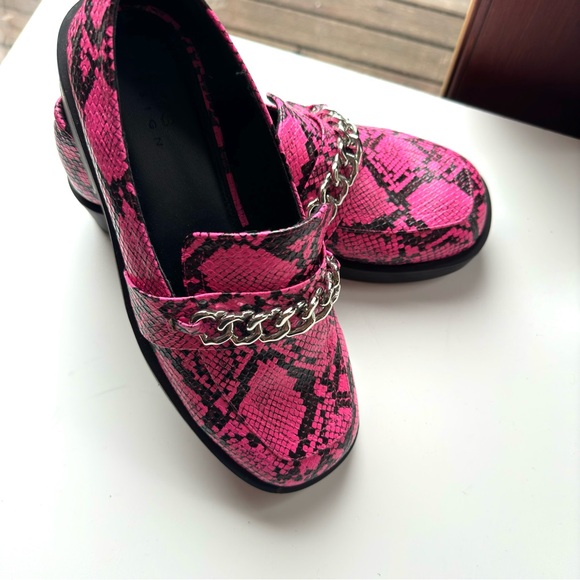 Women ASOS chunky loafers golden chain embellished piton design sz 8 NWOT - Picture 3 of 5